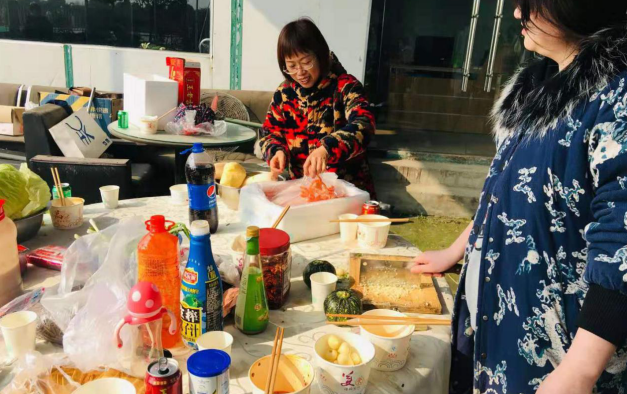 成都香草山示美園藝設計有限公司全體員工及弟兄姊妹在苗圃組織燒烤活動(dòng)。